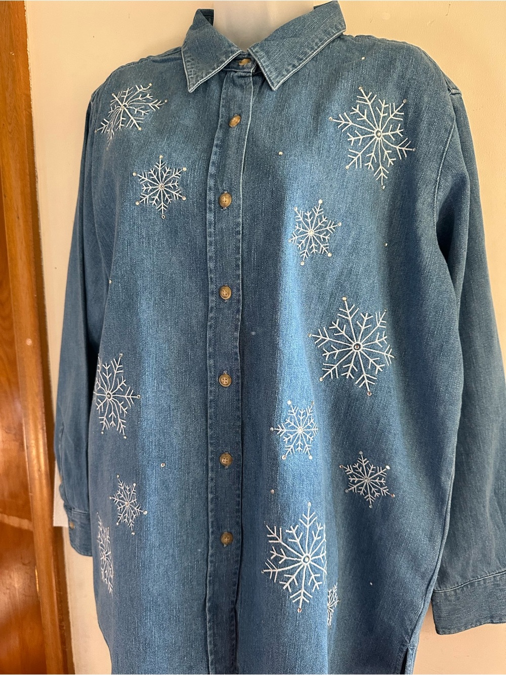 Quacker Factory NWT Snowflake Rhinestone Denim Shirt Large